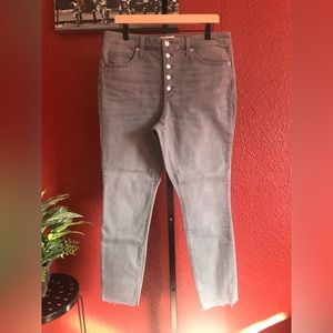 Universal Thread. Size 14. Gray skinny with slight fringe hem.